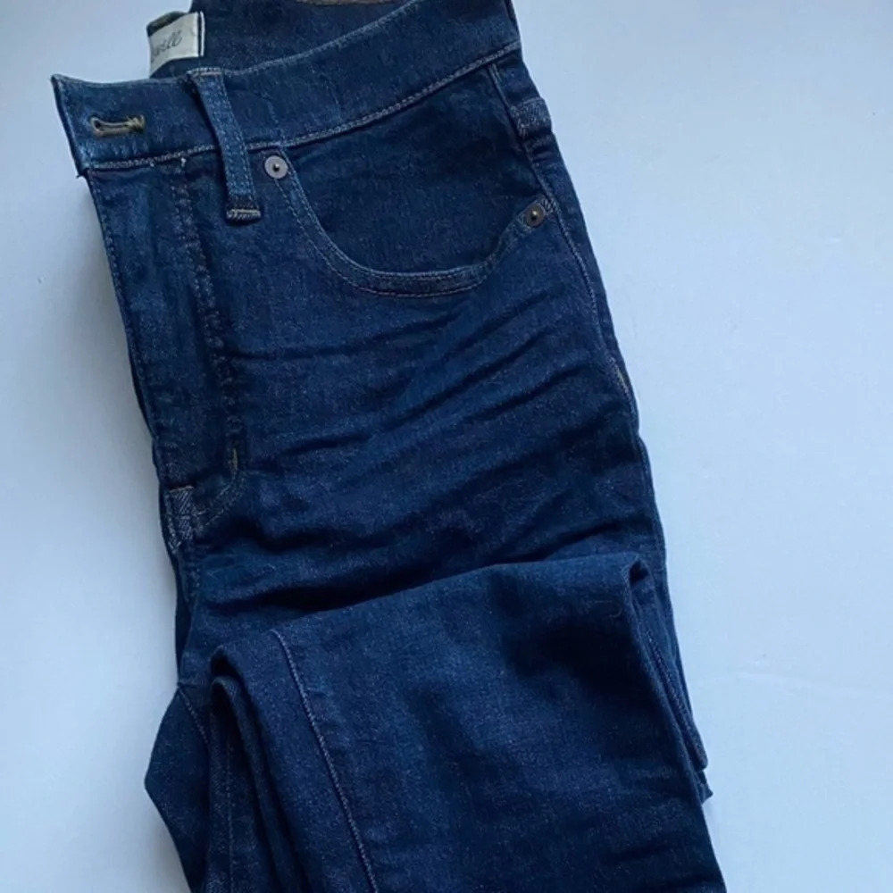 Madewell • 9" Mid-Rise Skinny Jeans in Orland Wash: TENCEL™ Denim Edition - Picture 2 of 9